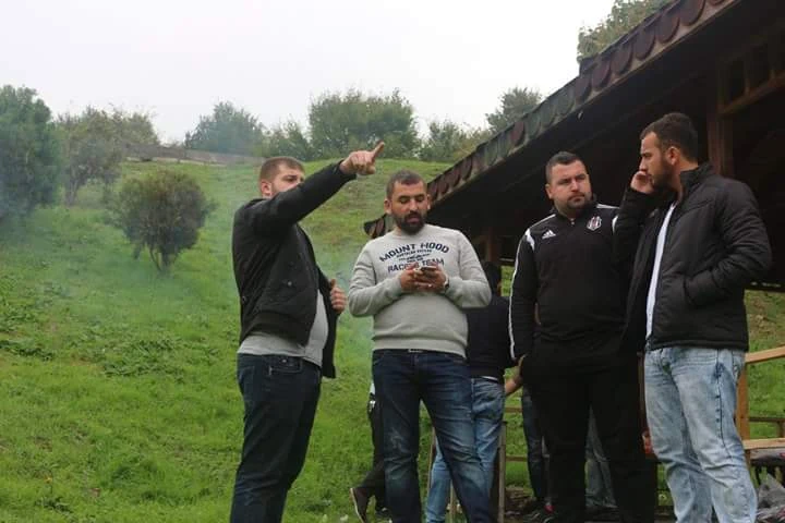 Açık havada bir araya gelen dostlar