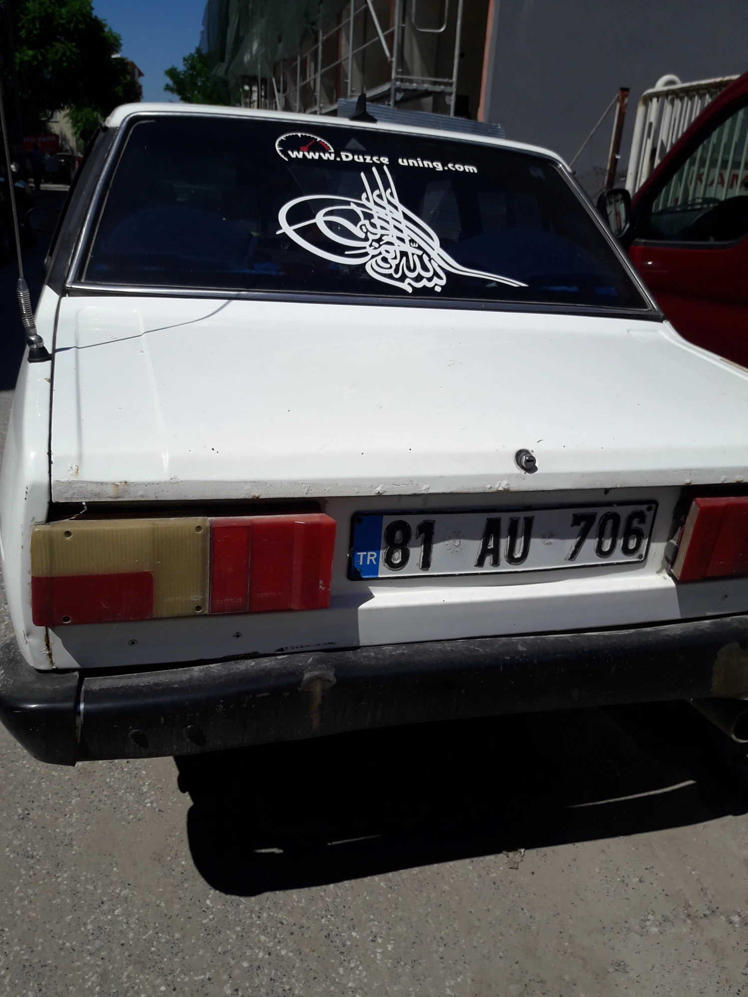 Düzce Tuning çıkartmalı otomobil